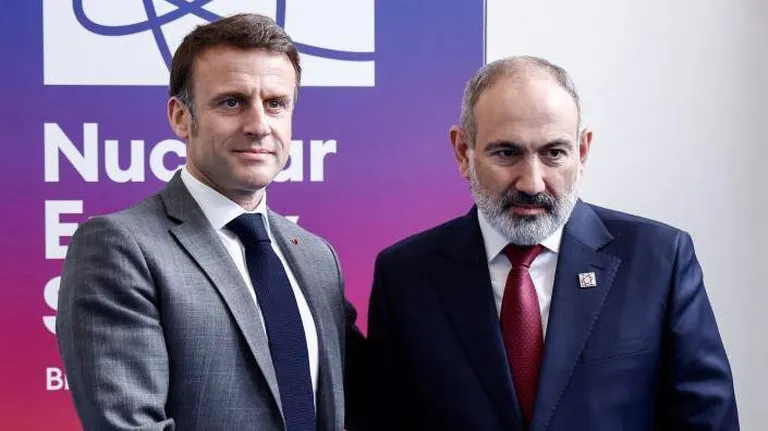 Президенты Армении и Франции на встрече в Брюсселе.