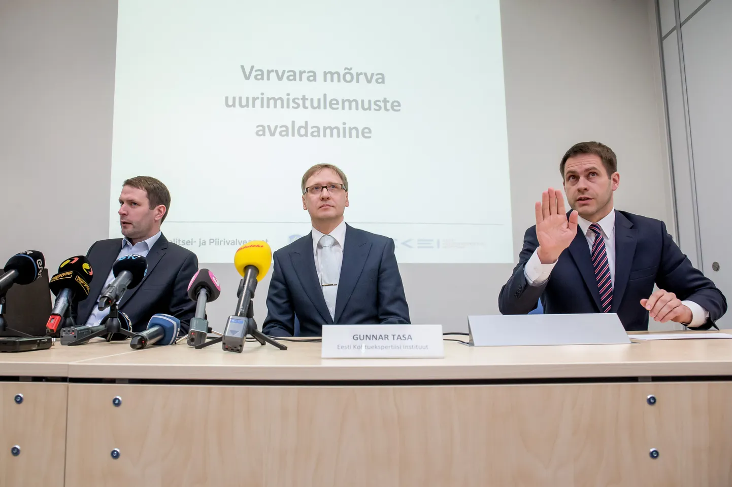 Ida prefektuuri kriminaalbüroo juhi Tarvo Kruup, Eesti Kohtuekspertiisi Instituudi ekspert Gunnar Tasa ja PPA peadirektor Elmar Vaher andsid eile pressikonverentsil ülevaate Varvara mõrva uurimisest.