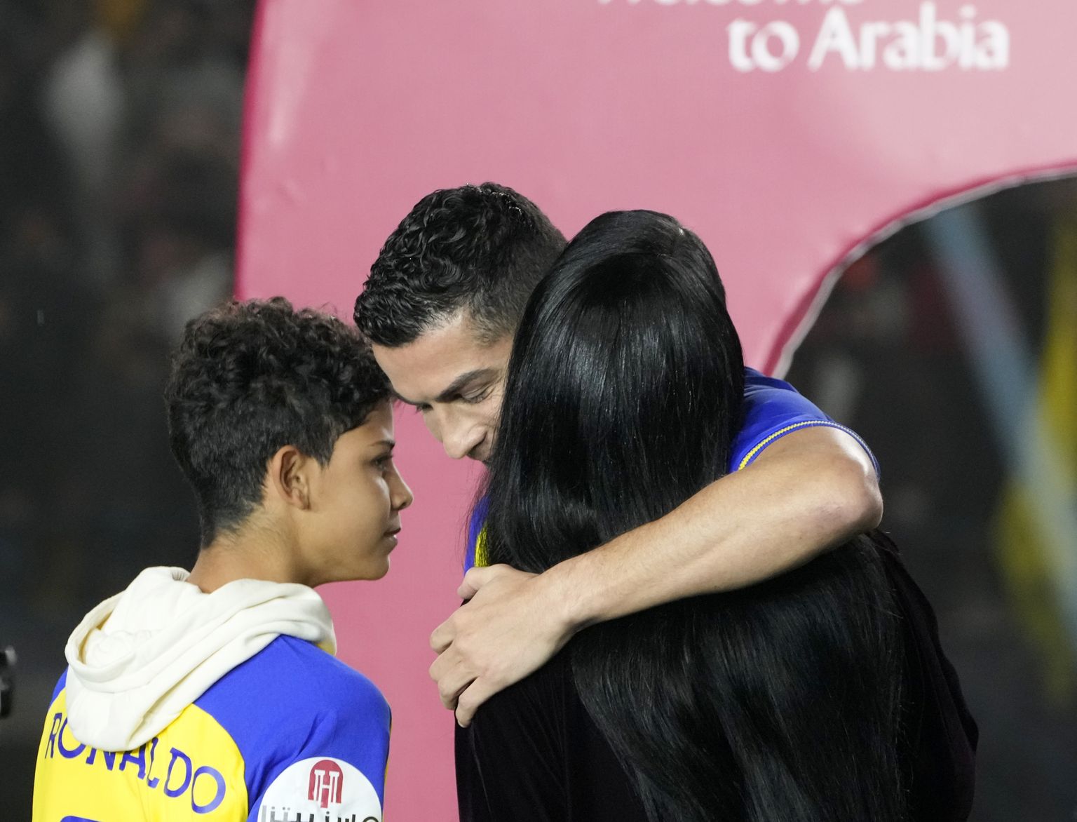 Cristiano Ronaldo koos elukaaslase Georgina Rodrigueze ja vanima poja Cristiano Junioriga.
