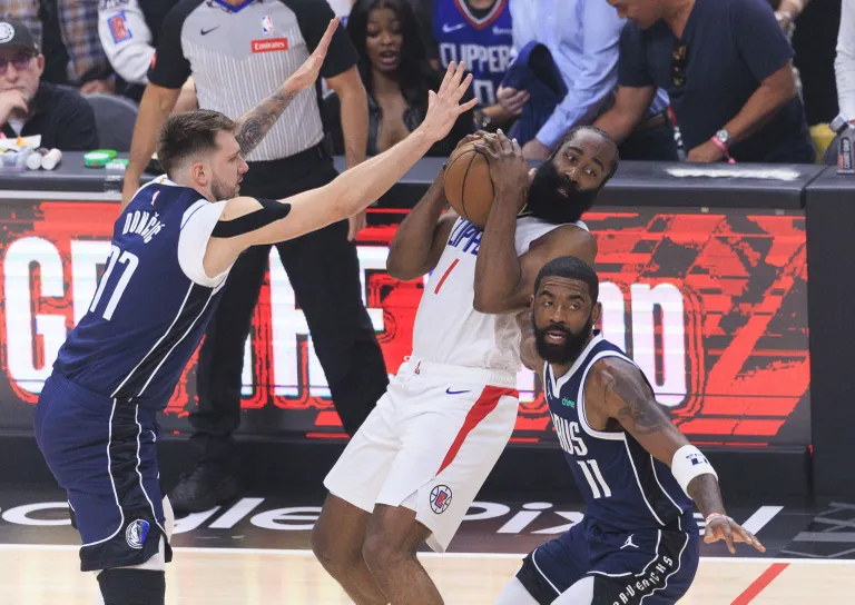 Luka Dončić (vasakul) ja Kyrie Irving (paremal) peatamas LA Clippersi staari James Hardenit (keskel).