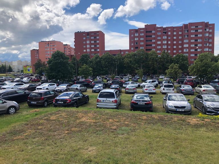 Парковка в том же месте в Ласнамяэ. 2019 год.