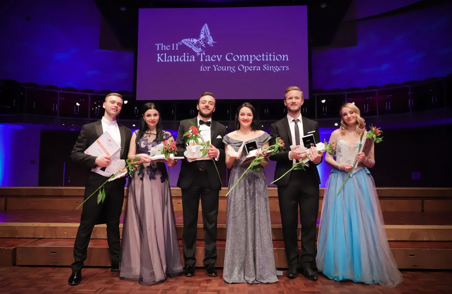 Eelmisel Klaudia Taevi nimelisel rahvusvahelisel noorte ooperilauljate konkursil pääsesid finalistide hulka (vasakult) bariton Vladislav Tlushch ja sopran Hanna Tverdova Ukrainast, bass Sargis Bazhbeuk-Melikyan Armeeniast, sopran Kamilė Balabonaitė Leedust, bass-bariton Samuli Taskinen Soomest ja sopran Marija Arutiunova Leedust.