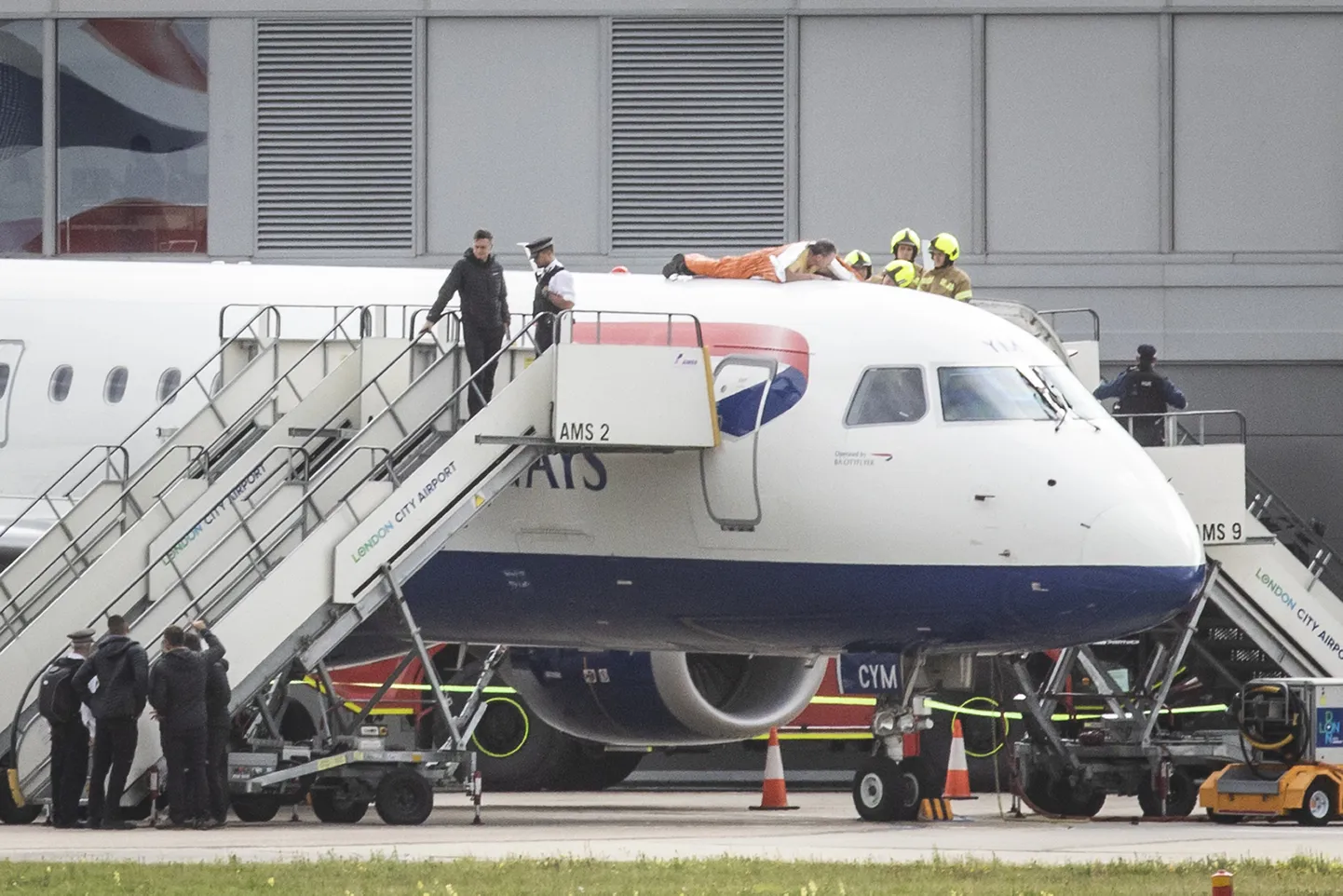 Paraolümpialane James Brown 2019. aasta oktoobris British Airwaysi reisilennuki katusel.