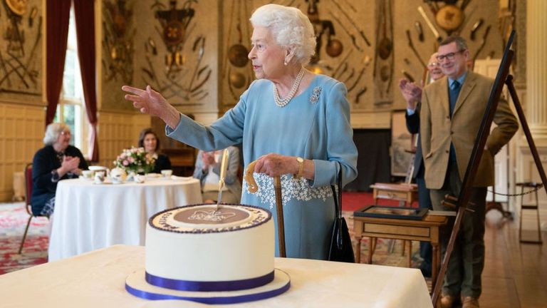 Накануне своего платинового юбилея Елизавета II торжественно разрезала праздничный пирог в Балморале. Тут не видно, что там внутри, но, наверное, любимый королевой шоколад