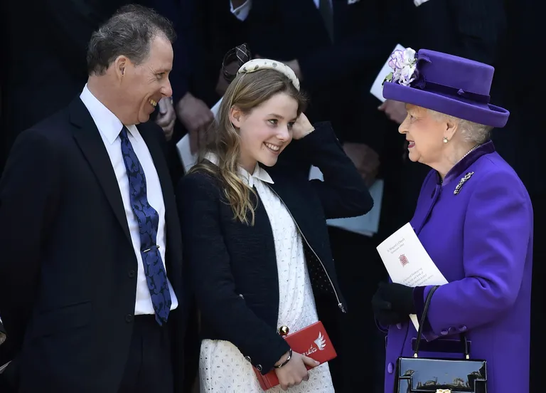 Kuninganna Elizabeth II rääkimas leedi Margarita Armstrong-Jonesi ja ta isa David Armstrong-Jonesi, teise Snowdoni krahviga.