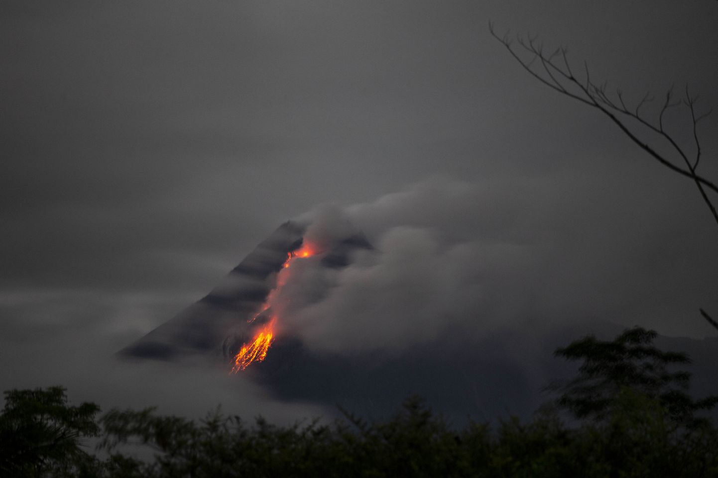 Indoneesias hakkas purskama Merapi vulkaan
