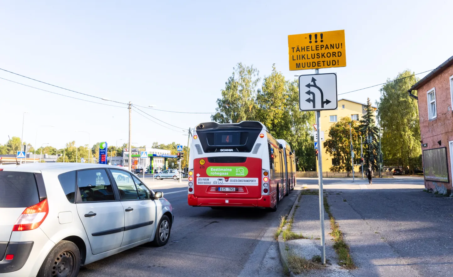 Aardla ja Jalaka tänava ristmikul muudetud liikluskorraldusest teavitab autojuhte nüüd ka vastav liiiklusmärk.