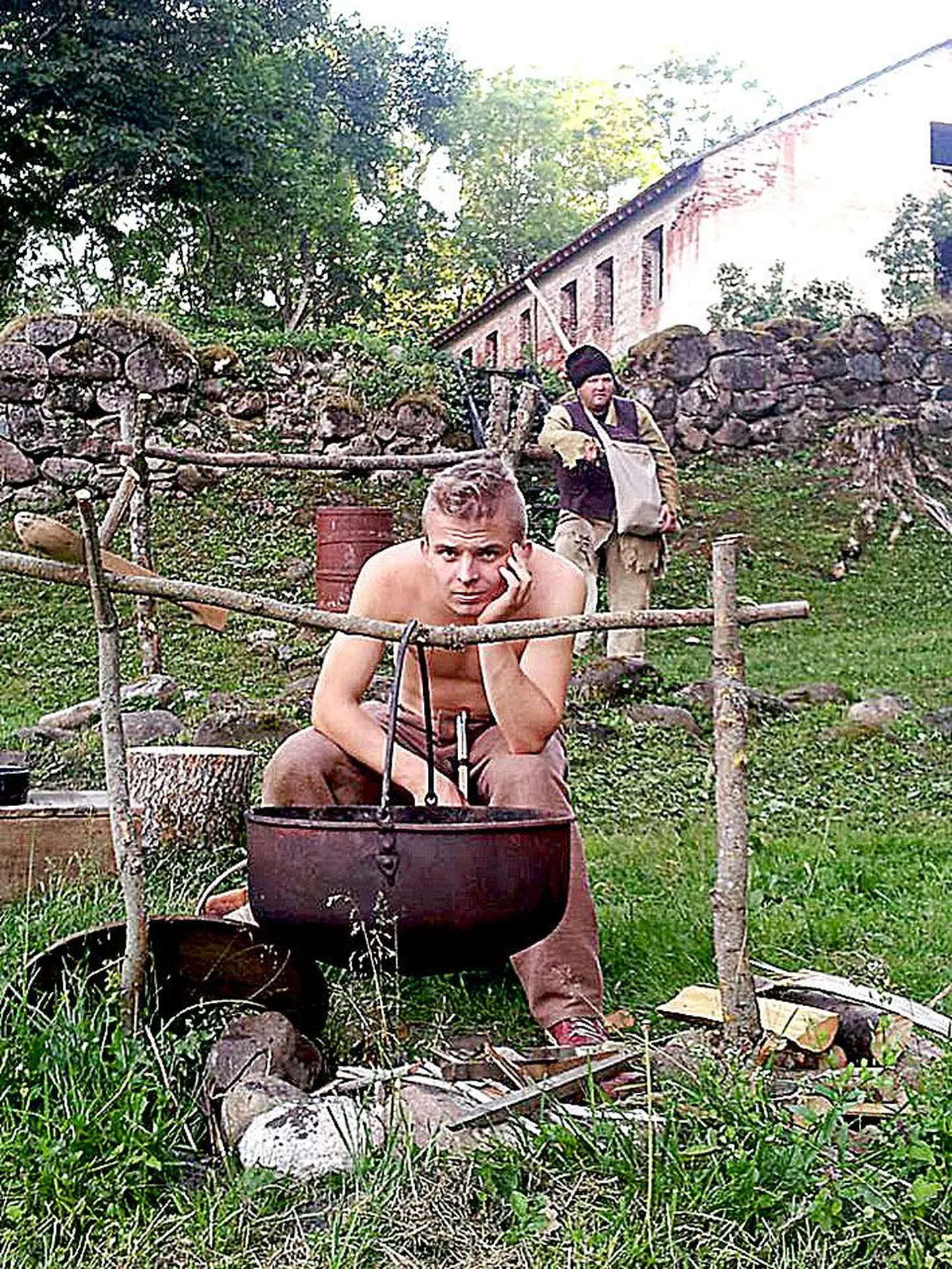 Thijl Ulenspiegel (Karl Bussov) istub paja juures, taamal tuleb toidu lõhna peale tema sõber Lamme (Marek Kõbu).