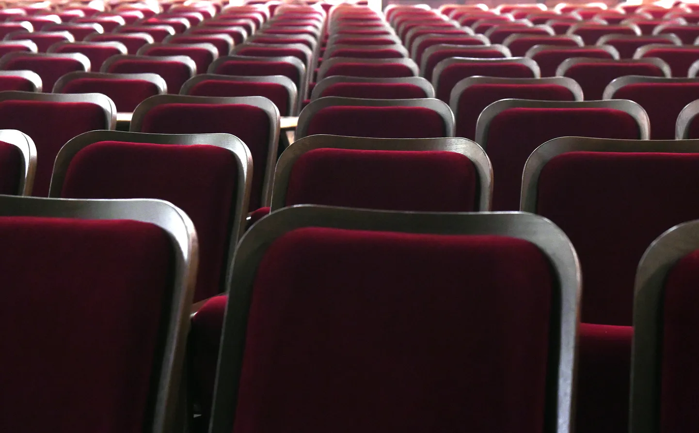 Latvijas Nacionālā teātra Lielās zāles skatītāju krēsli. Ilustratīvs attēls