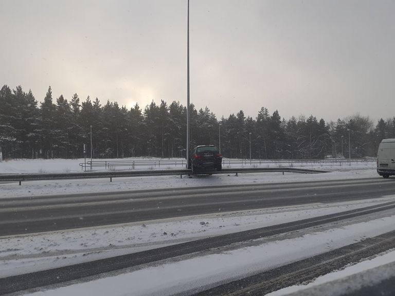 Sõiduauto BMW paiskus Järvevana teel teepiirdele.