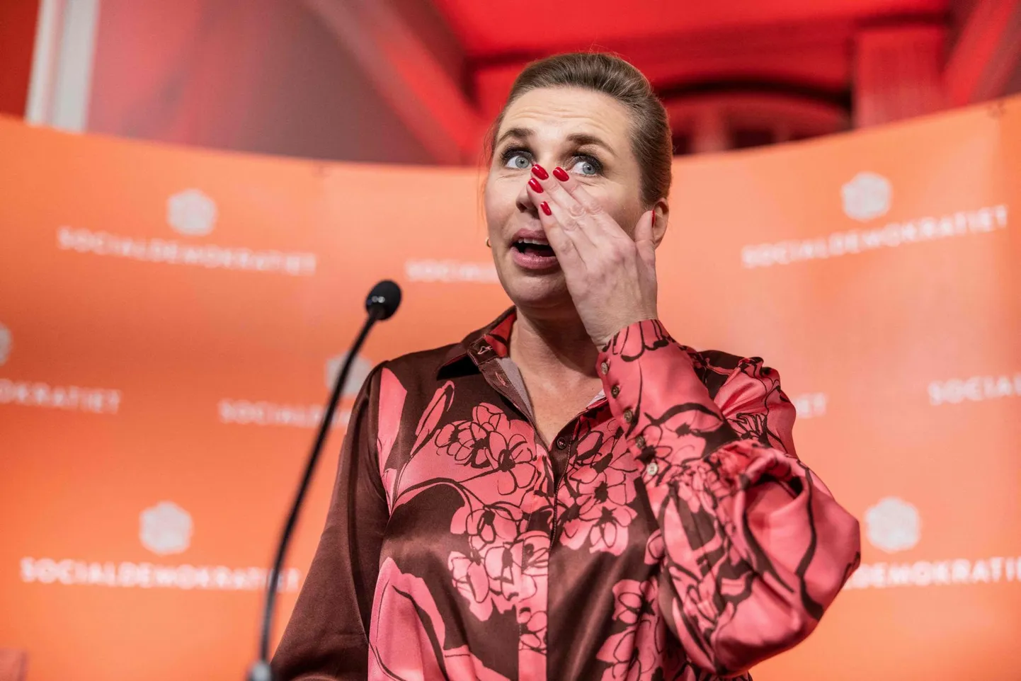 Taani peaminister ja Sotsiaaldemokraatide esimees Mette Frederiksen kõnelemas üleeile valimispeol parteikaaslastele. Kuigi küsitlused ennustasid erakonnale kohtade kaotust parlamendis, said nad hoopis paar mandaati juurde.