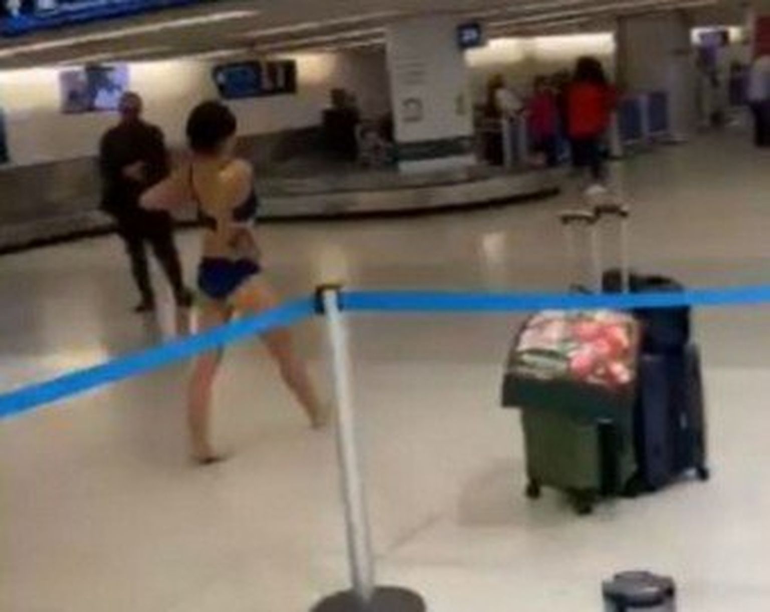 Женщина устроила стриптиз в аэропорту Майами
