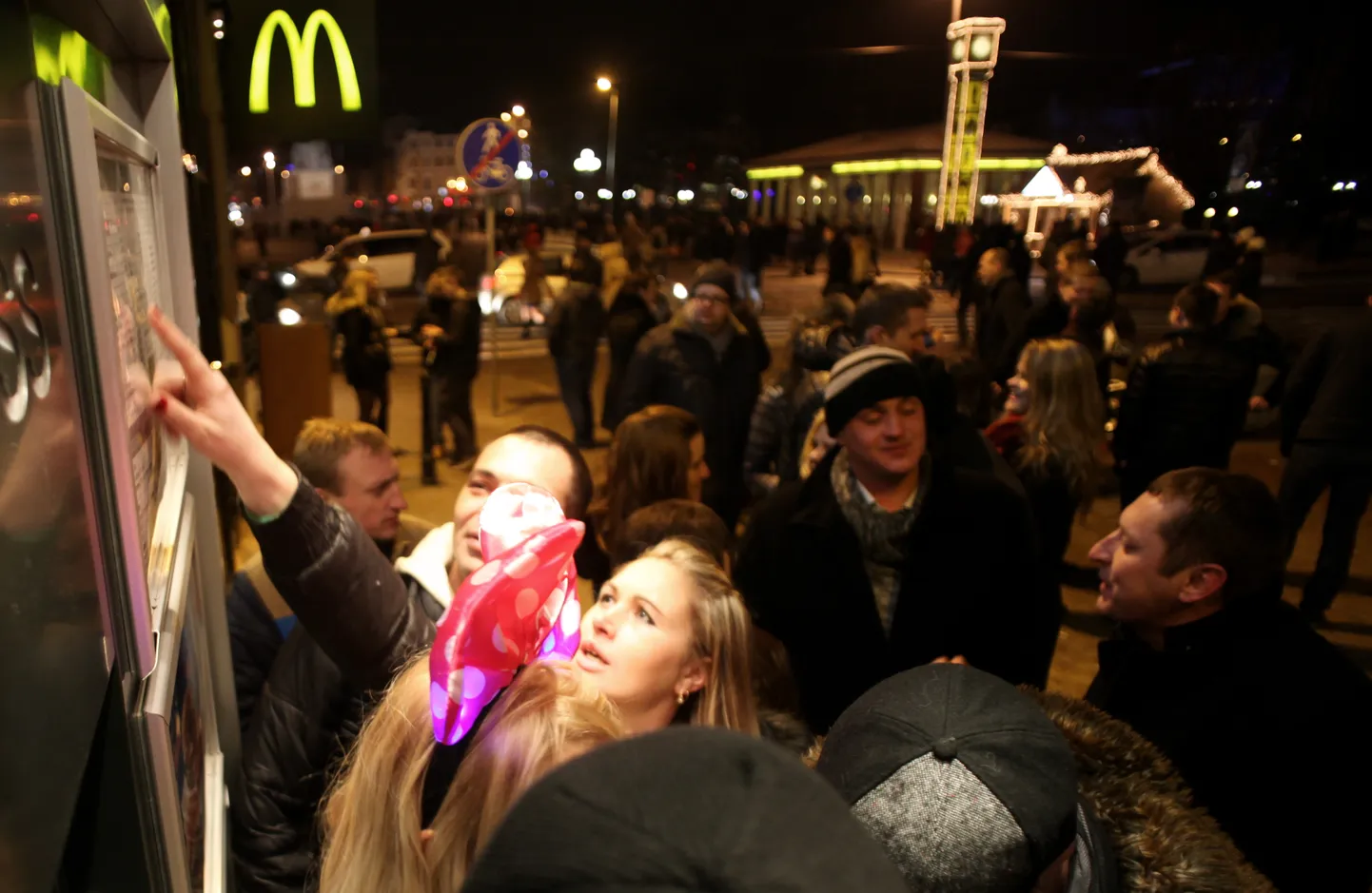 Люди у McDonald's в Риге