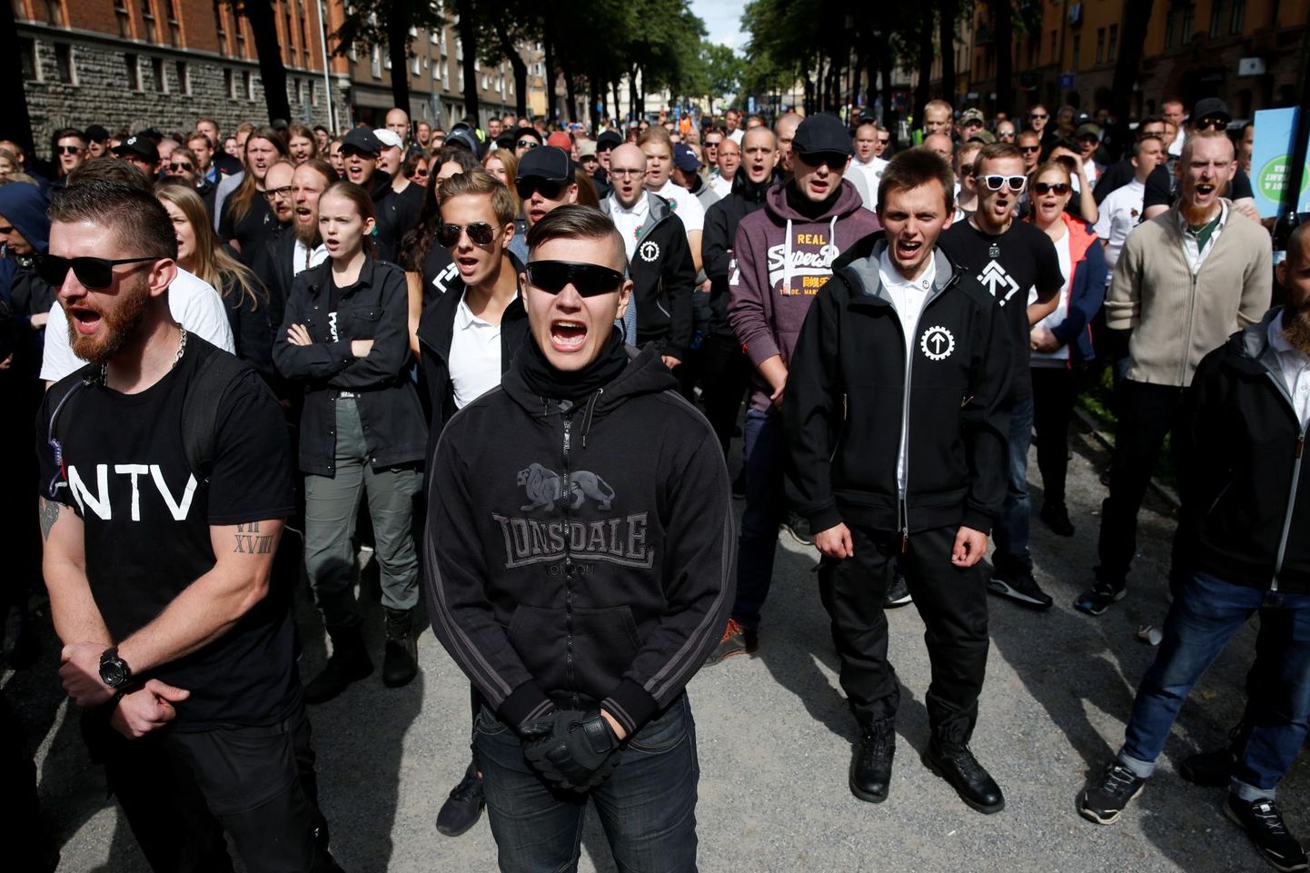 Neonatsistlik Põhjala Vastupanuliikumine Rootsi pealinnas Stockholmis Kungsholmstorgi väljakul meelt avaldamas. Tt News Agency/Reuters/Scanpix