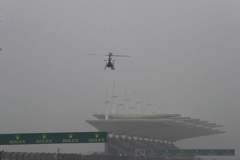 Kui arstikopter ei saa lennata, pole vormel-1 autodel rajale asja. Fotol tiirutab Shanghai raja kohal televisioonile kuuluv kopter. FOTO: LaPresse/Photo4/Scanpix