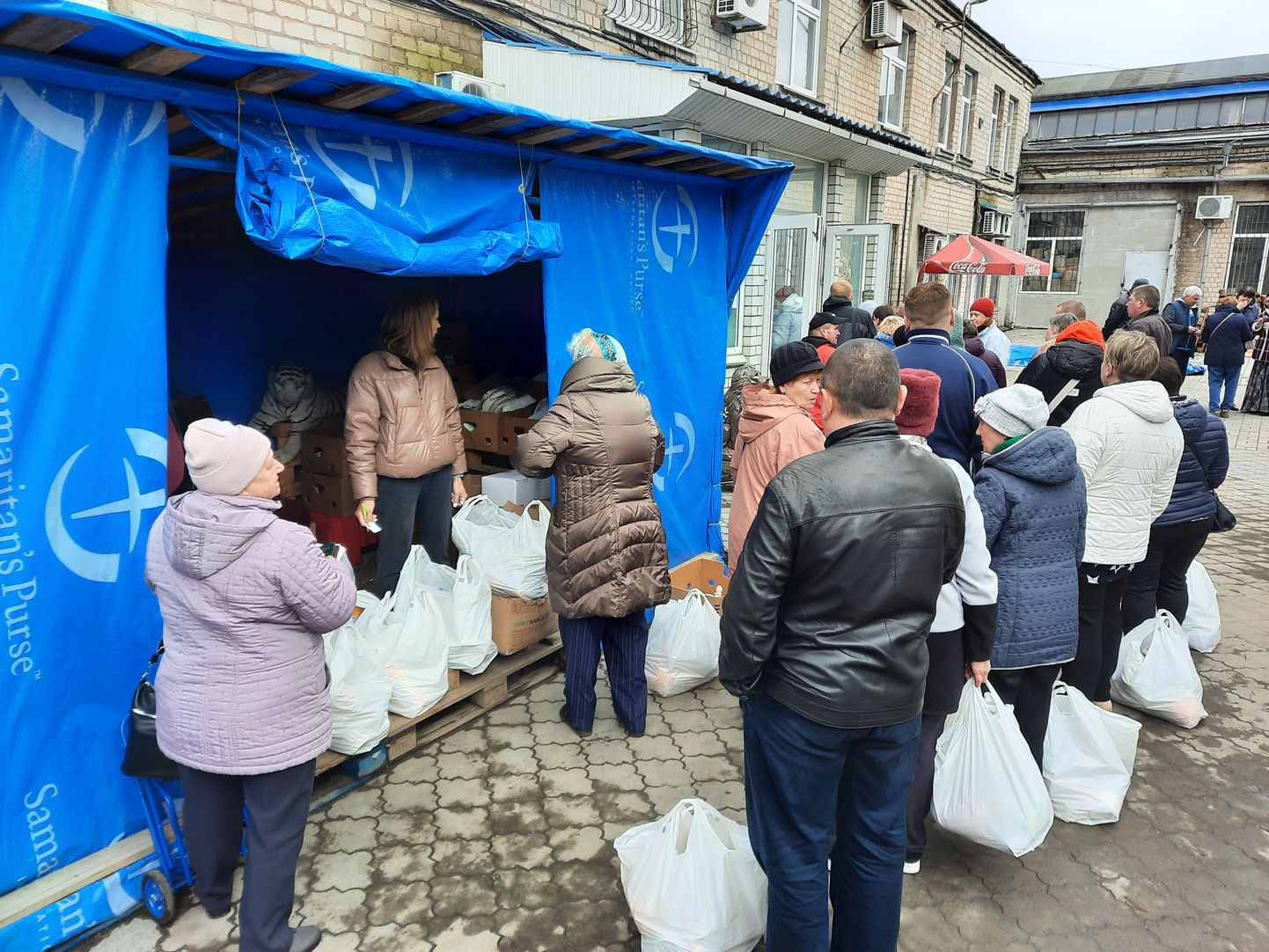 Mariupoli sõjapõgenikud Dnipro abikeskuses toiduabi järjekorras