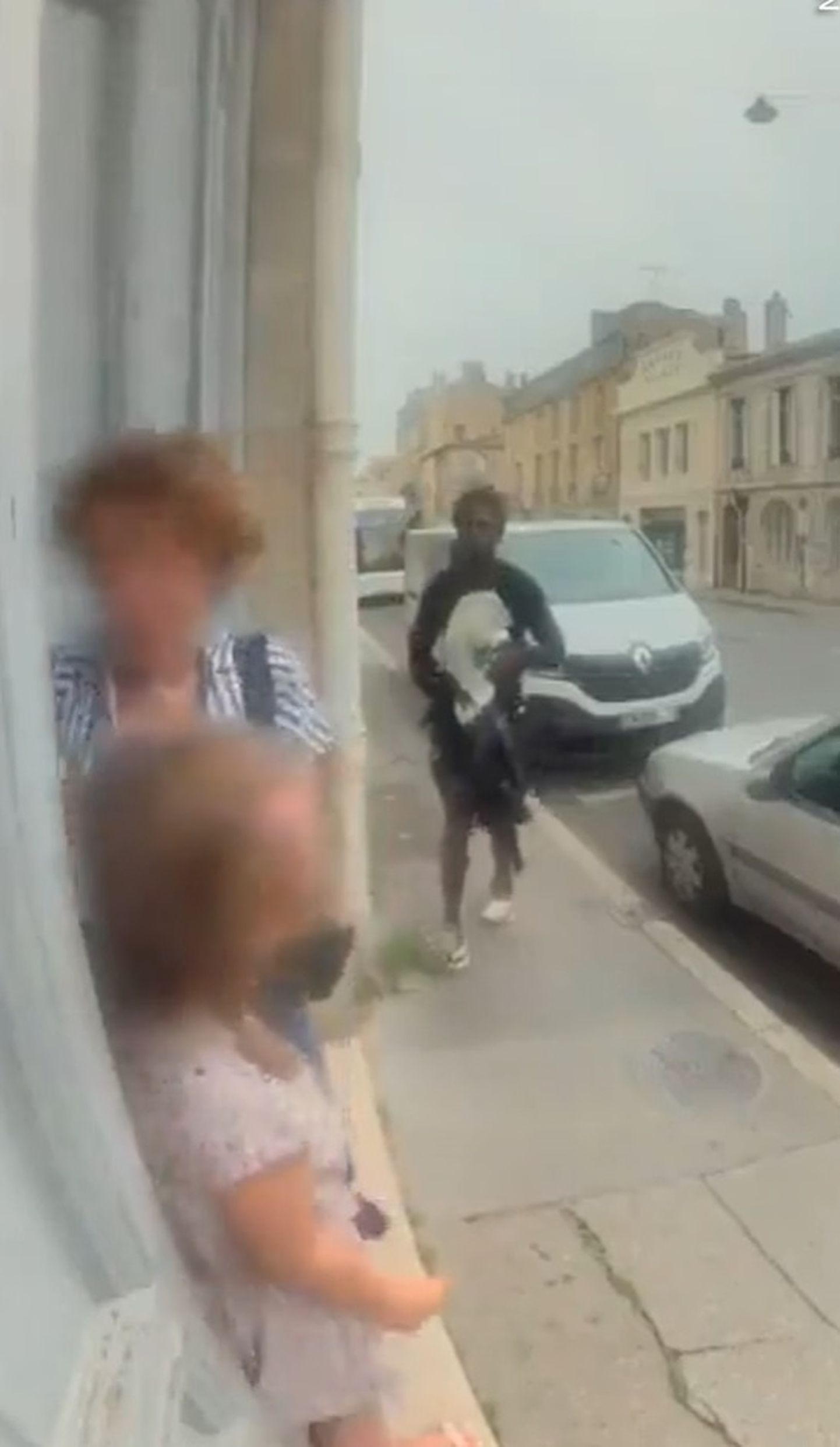 Скриншот из видео. Мужчина планирует напасть на бабушку и ребенка.
