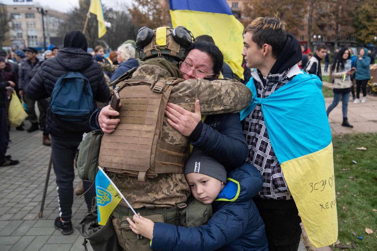 Hersoni elanikud tervitavad Ukraina sõdureid 13. novembril 2022.

(Foto AFP) 