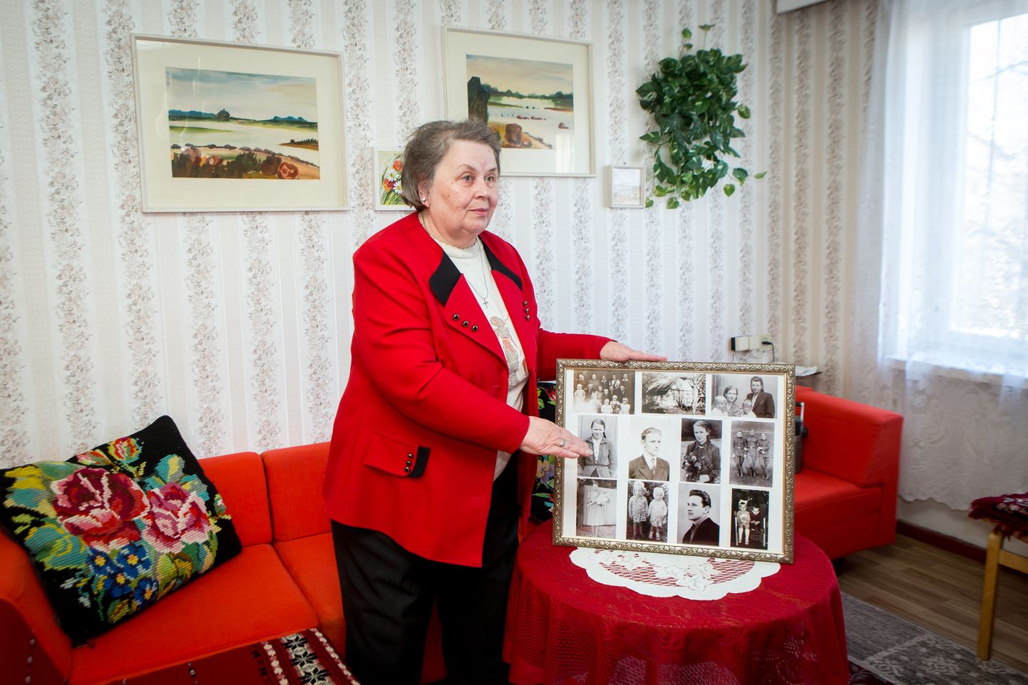 PEREPILT: Oma pereliikmete fotodest on Lilli Maripuu koostanud taiese, mis mahub seinale tema kadunud abikaasa Mati maalide ja tema enda piltide kõrvale.