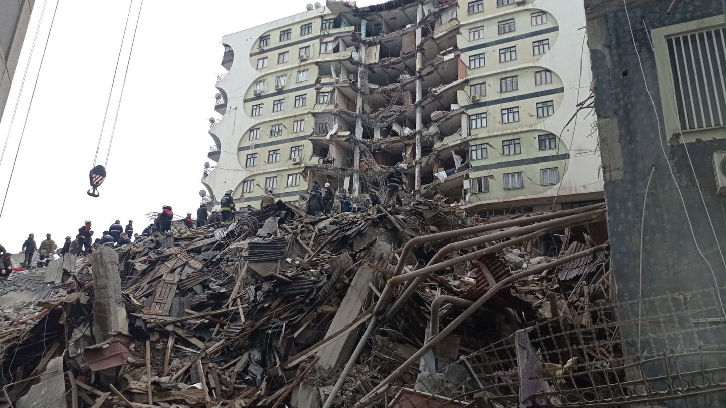 Türgit ja Süüriat tabas 6. veebruaril 2023 maavärin. Pildil päästetöötajad Türgis Diyarbakiris otsimas varisenud hoonetest ellujäänuid ja hukkunuid