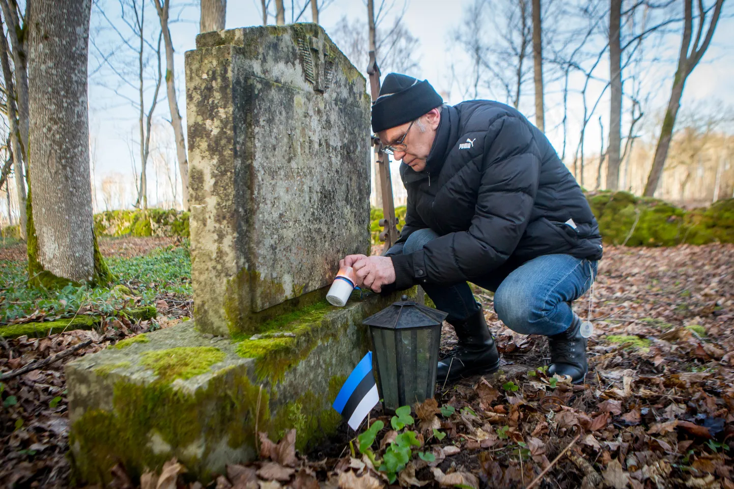 JAAN ROHI HAUA otsimisele Karja uuel surnuaial kulus Sulev Metsheinal tükk aega. Haudadele jäid põlema sinimustvalge lindiga küünlad.