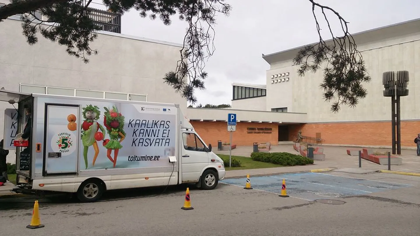 Kauplusbuss 14. aprillil TTÜ ees.