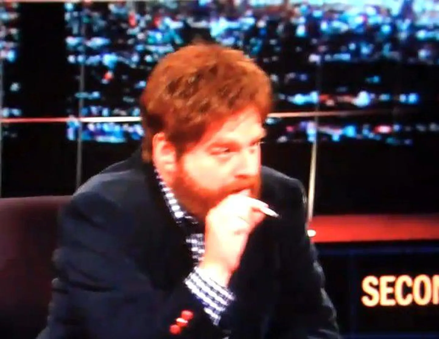Zach Galifianakis suitsetas telestuudios kanepit.