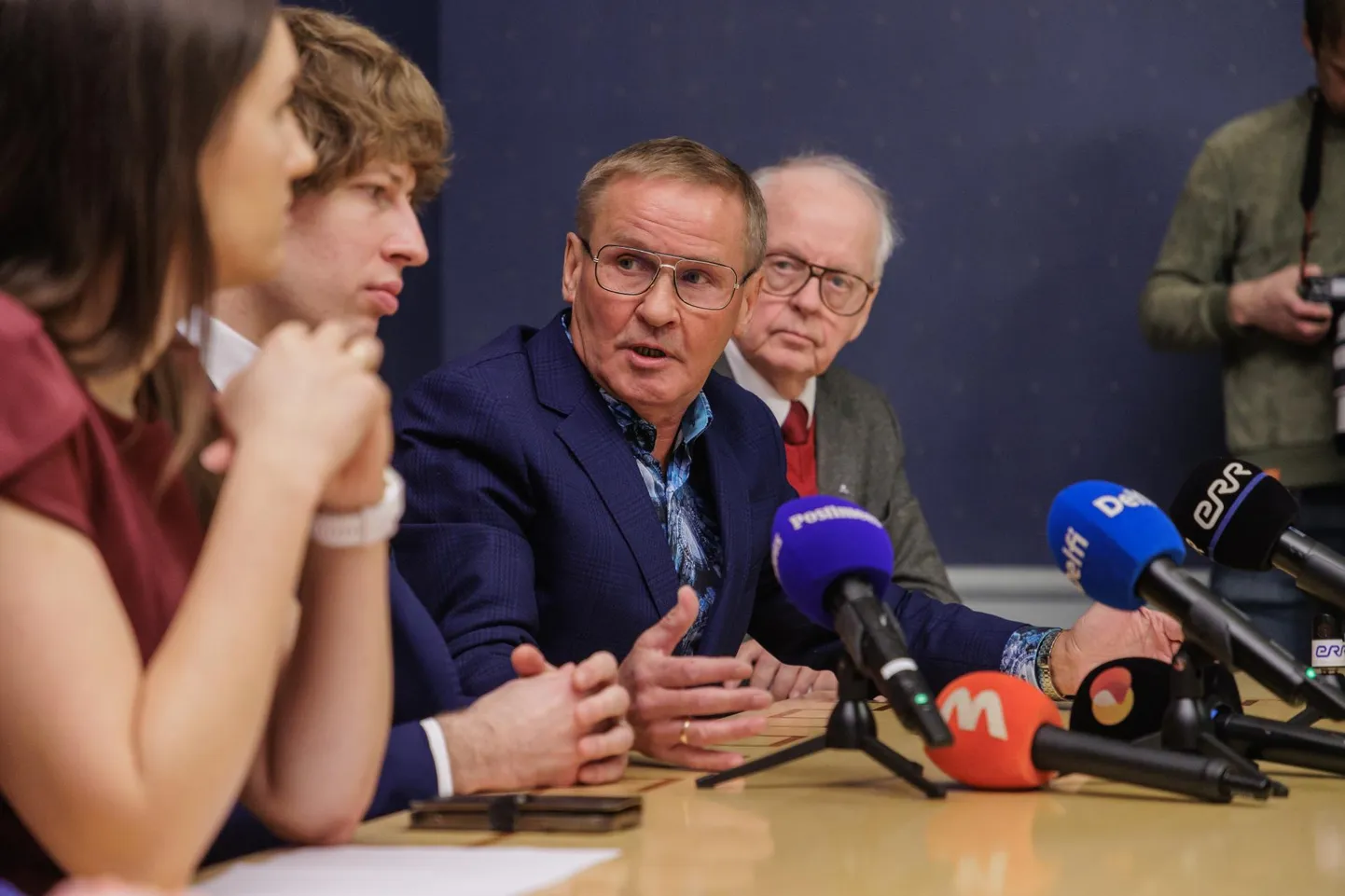 Keskerakonnast lahkujate pressikonverentsil 5. jaanuaril osalesid koos Jaak Aabiga (paremalt teine) veel kunagine telemees ja nüüdne raadiohääl Enn Eesmaa (paremal), endine minister Tanel Kiik ja Ester Karuse.