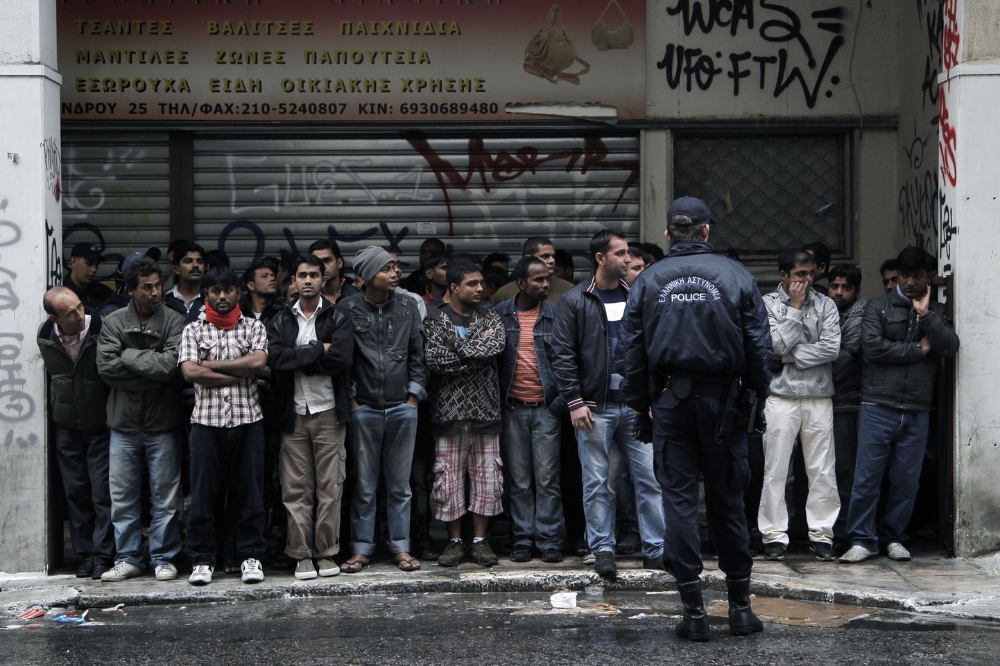 Politseinik ja ebaseaduslikult riigis viibimises kahtlustatavad vahistatud inimesed eelmisel kuul Kreeka pealinnas Ateenas.