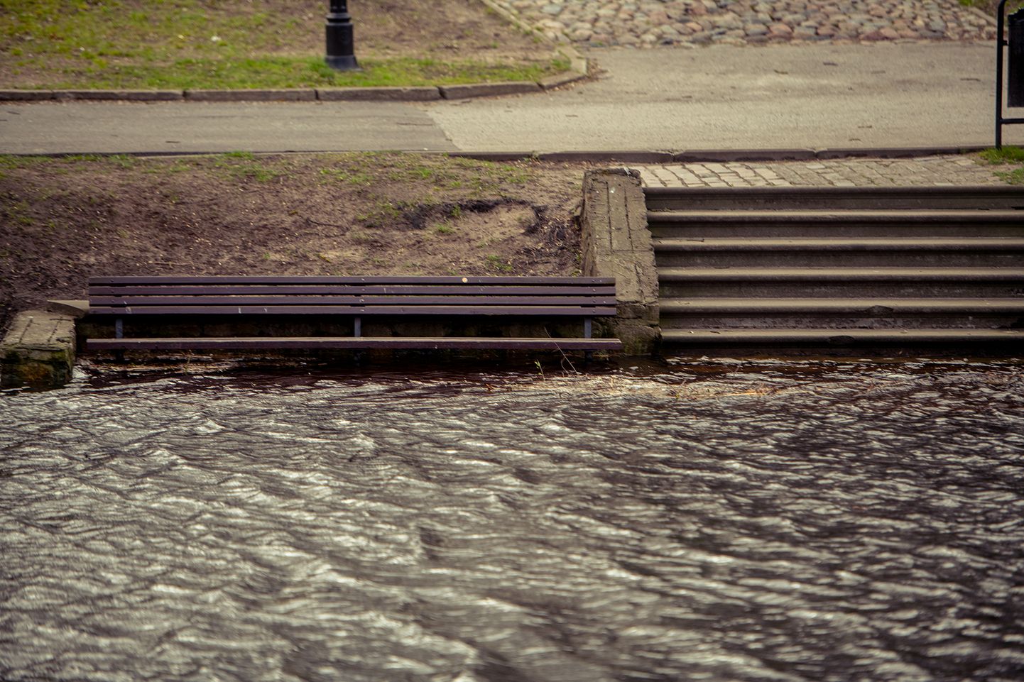 Vētras dēļ vietām pārplūdis Rīgas kanāls
