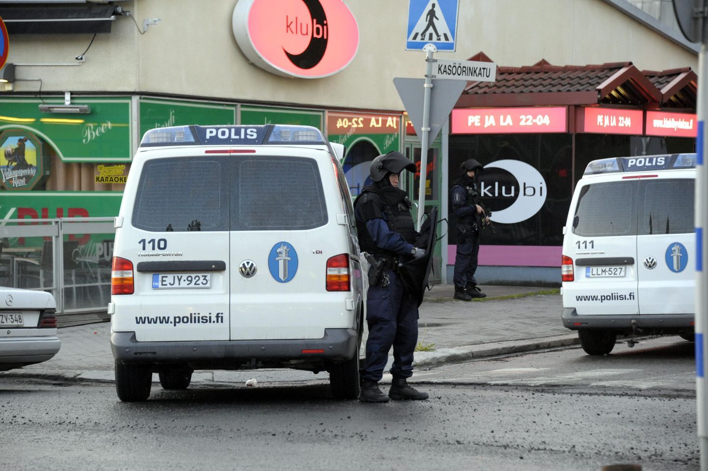 Soome politseiautod Hyvinkää kesklinnas 26. mail pärast tulistamist.