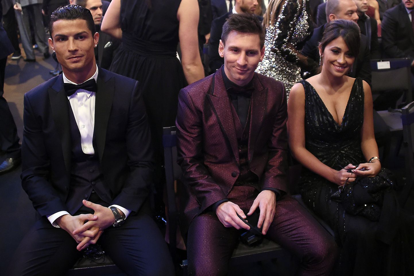 Cristiano Ronaldo (vasakul), Lionel Messi ja tema elukaaslane Antonella Roccuzzo eilsel auhinnagaalal.