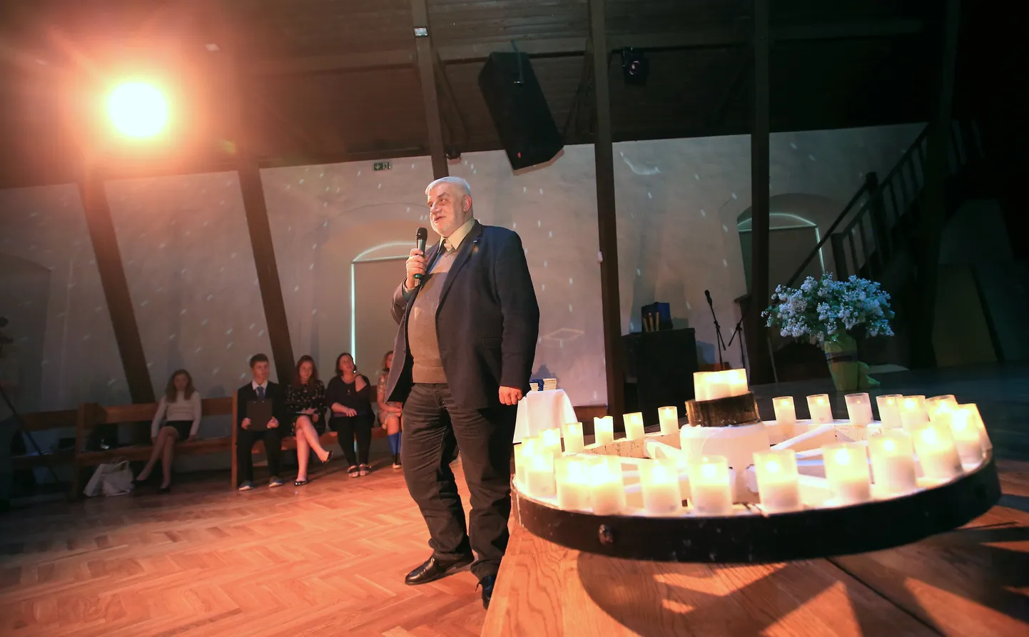Ilmar Trull pidas tänukõne süüdatud küünaldega luuleratta juures.