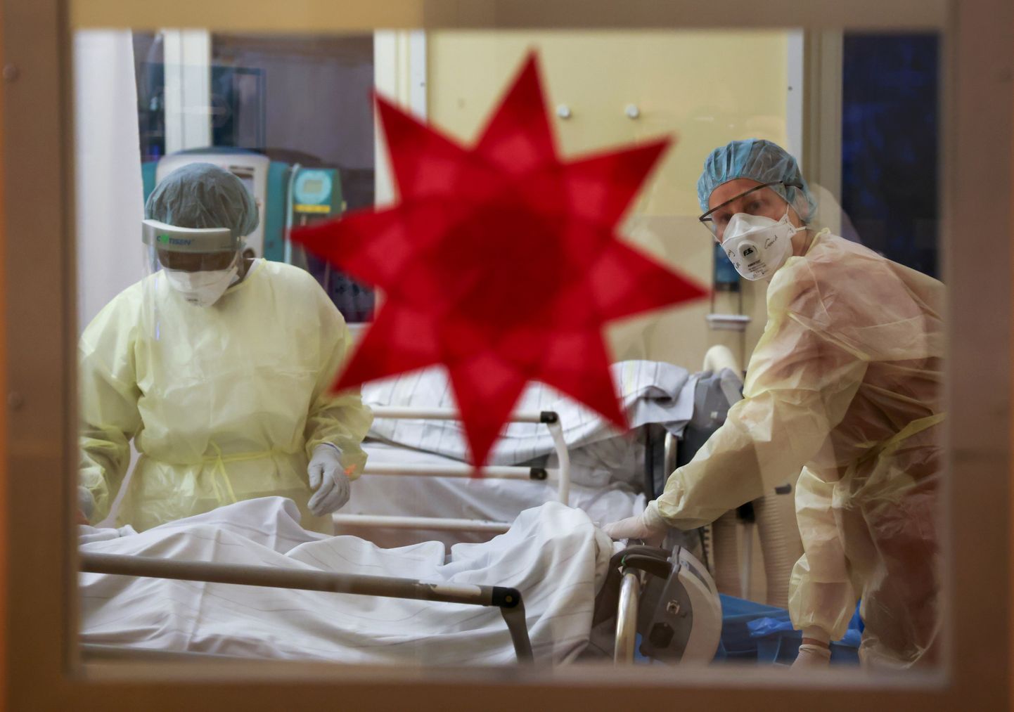 Jõulutäht Berliini haigla intensiivraviosakonna uksel.