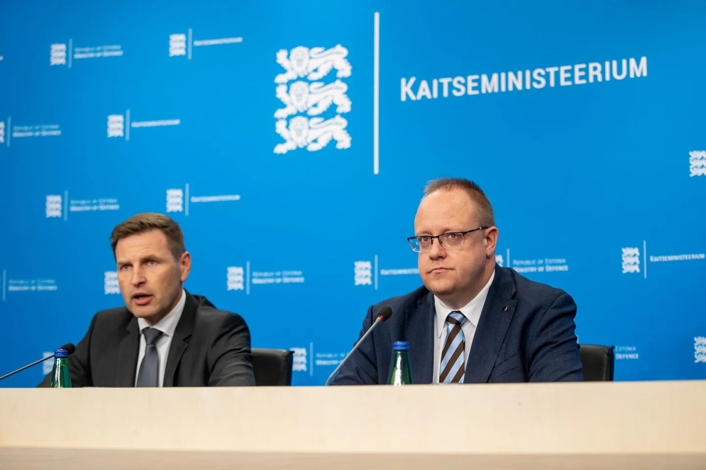 Kaitseminister Hanno Pevkur (vasakul) esitas välisluureameti uueks peadirektoriks läbi ja lõhki luuraja Kaupo Rosina.