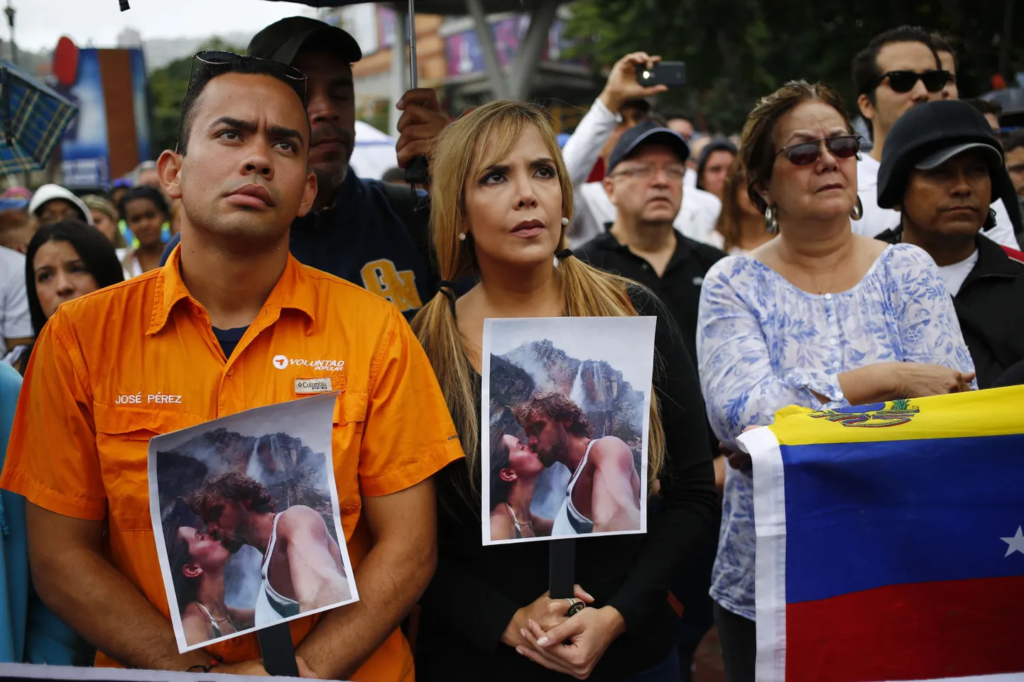 Vägivallatsemise vastu korraldatud meeleavaldus Venezuela pealinnas  Caracases 8. jaanuaril. Inimesed hoidsid käes jõhkralt mõrvatud Mónica Speari ja Thomas Berry fotosid.