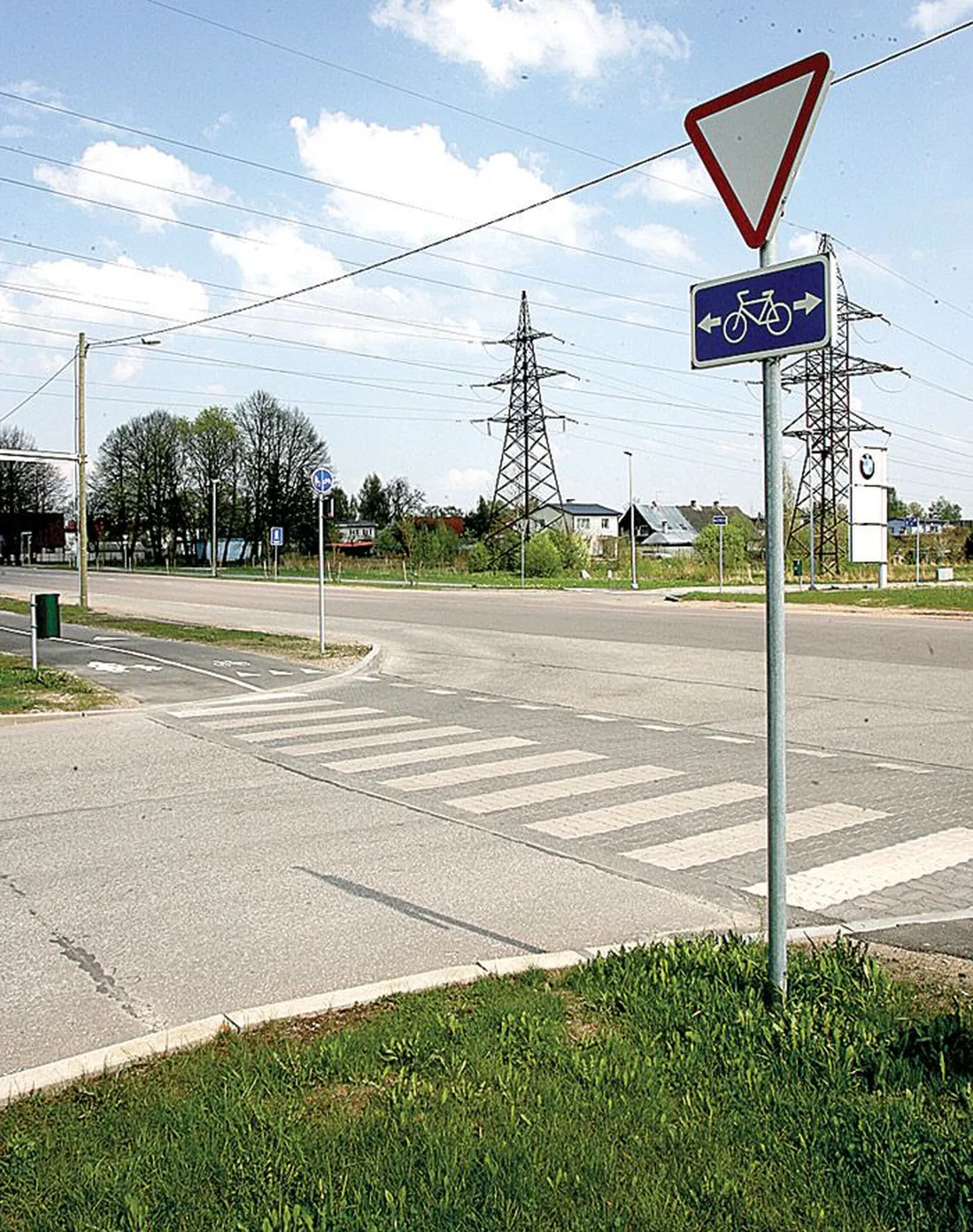 Võru tänava lõpus postimaja juures sõidavad autod hoovist välja ja peavad seega ratturile teed andma. Samas on ratturile joonistatud «Anna teed»-märk.