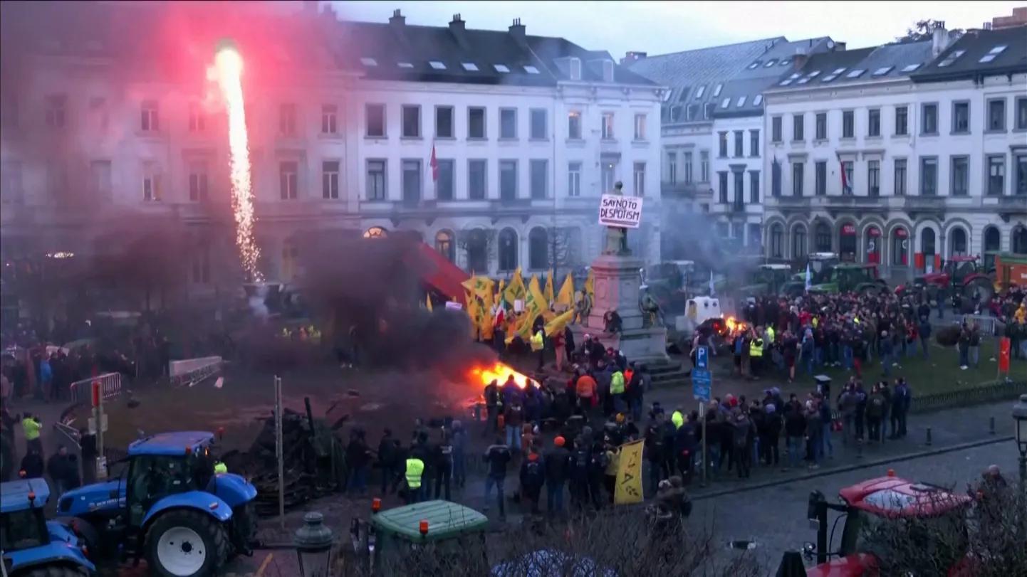 Põllumehed protestivad Brüsselis Euroopa Parlamendi hoone ees.
