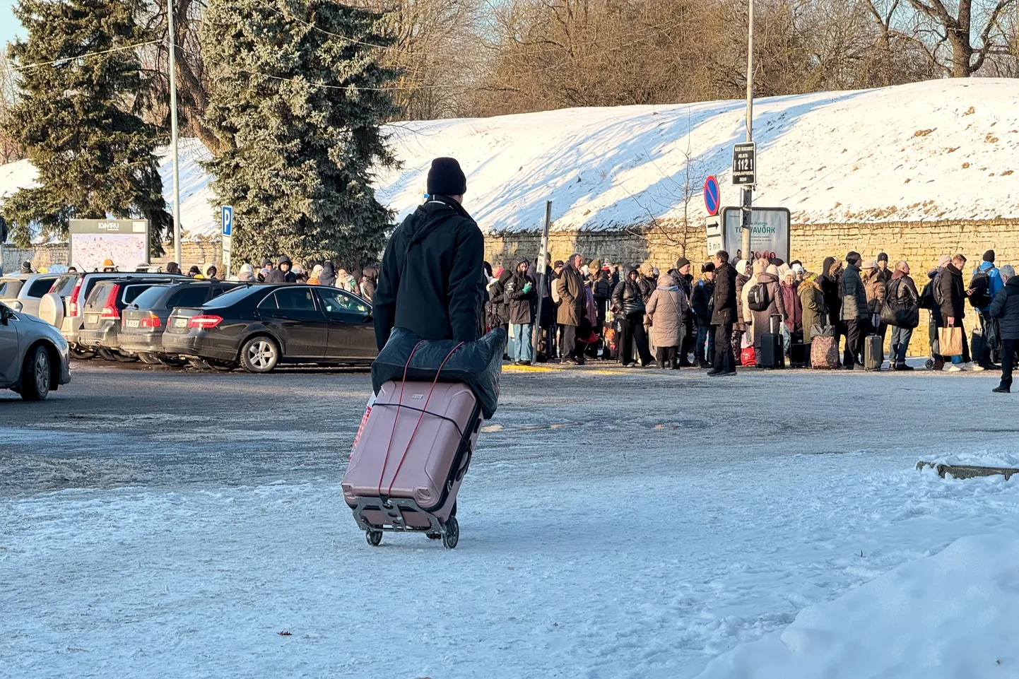 Очередь на Петровской площади Нарвы перед входом на Нарвский погранпункт.