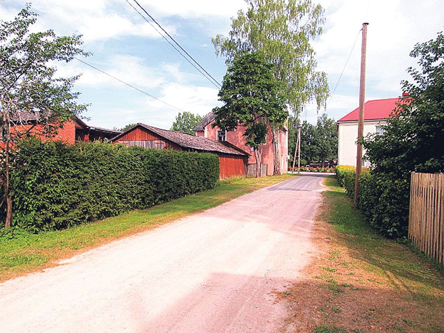 Mõisaküla (läti keeles Meizakila) Riia tänava ühes otsas asuvad suur elumaja (vasakul) ja linnavalitsuse hoone.