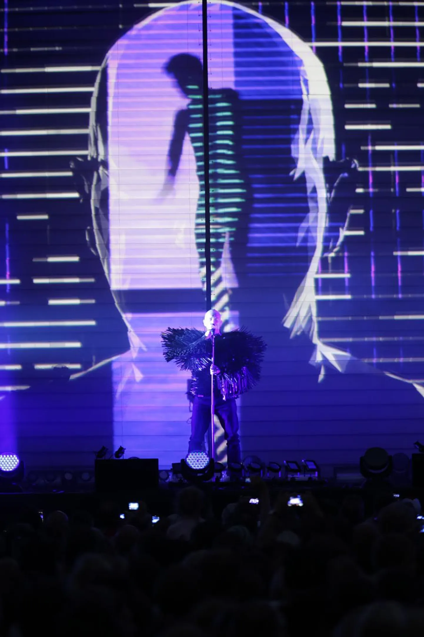 Pet Shop Boys andis Tallinnas visuaalselt meeldejääva kontserti, kuid publikut täiesti käima tõmmata siiski ei suutnud.