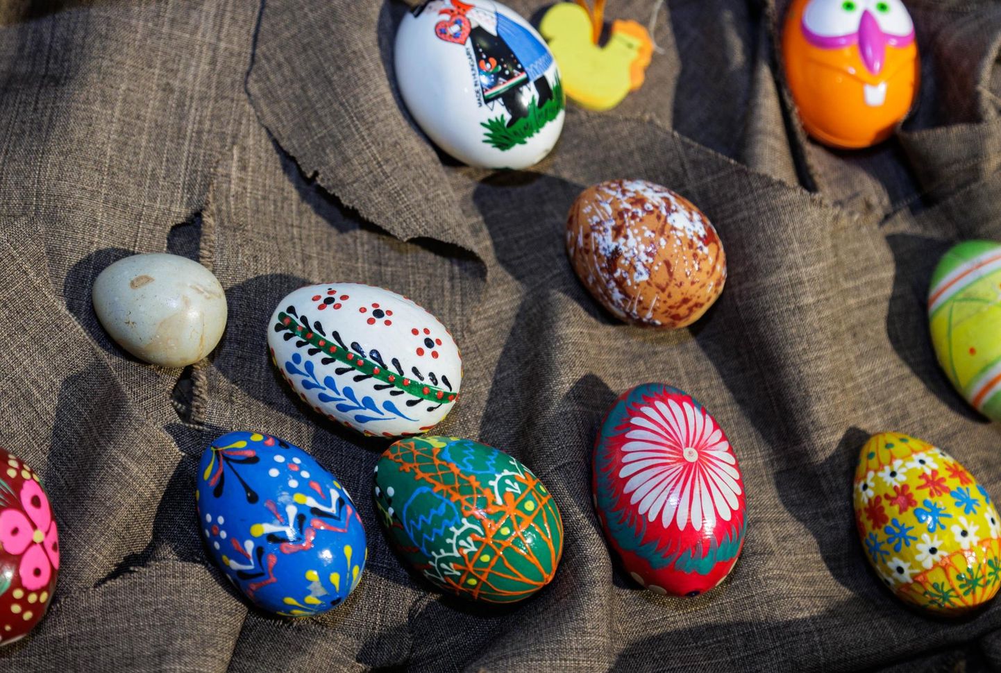 Sibulakoored ja tatraterad on vana hea munade kaunistamise viis.