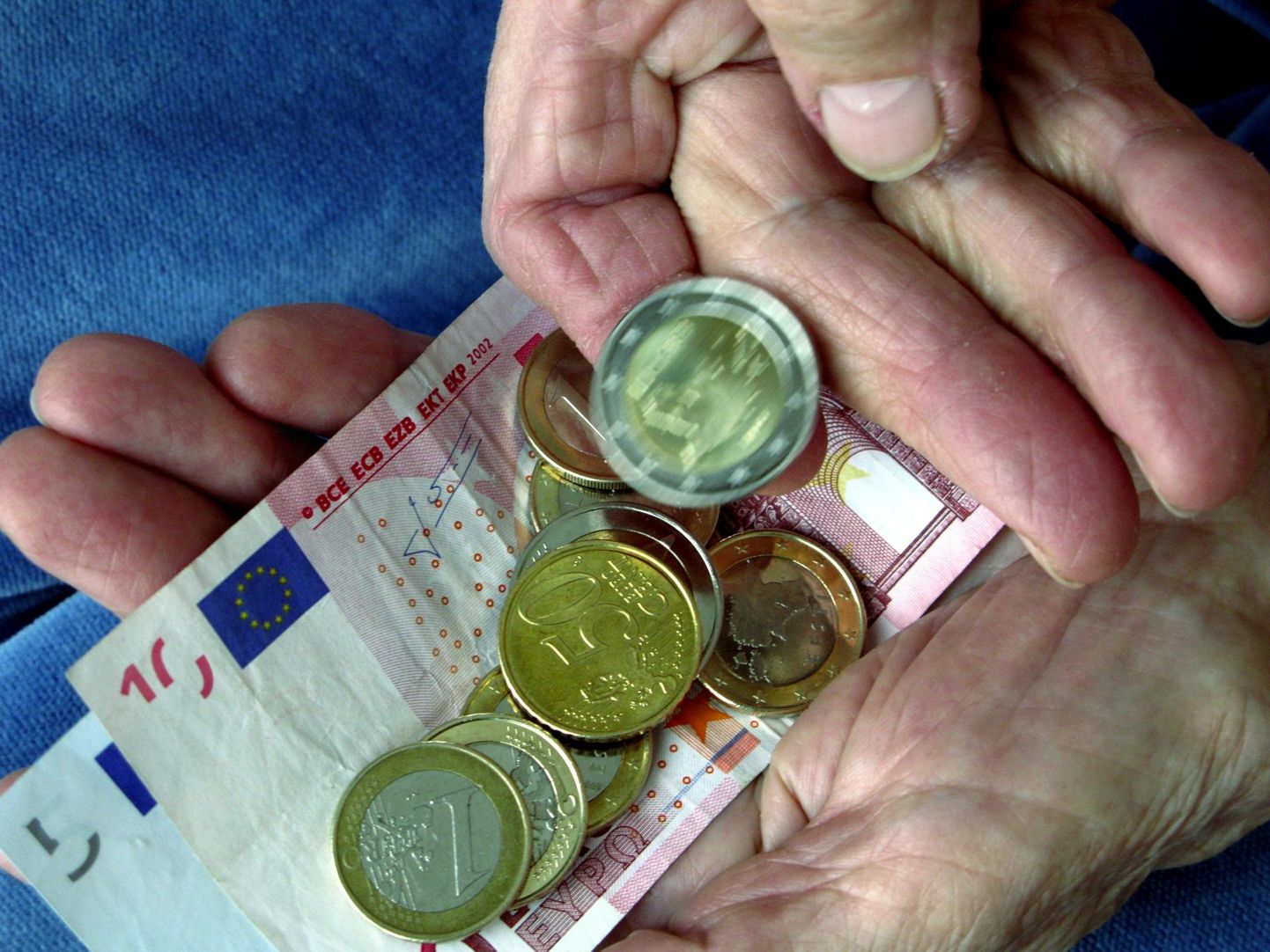 115 euro suurust toetust makstakse oktoobris neile, kes on vanaduspensionieas, elavad rahvastikuregistri andmetel üksi ja kelle vanaduspension on alla 636 euro kuus.