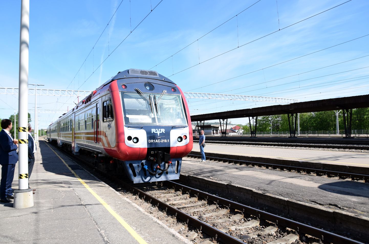 Jaunais AS "Pasažieru vilciens" modernizētais dīzeļvilciens atiet pirmajā reisā no Rīgas Centrālās dzelzceļa stacijas uz Siguldu.