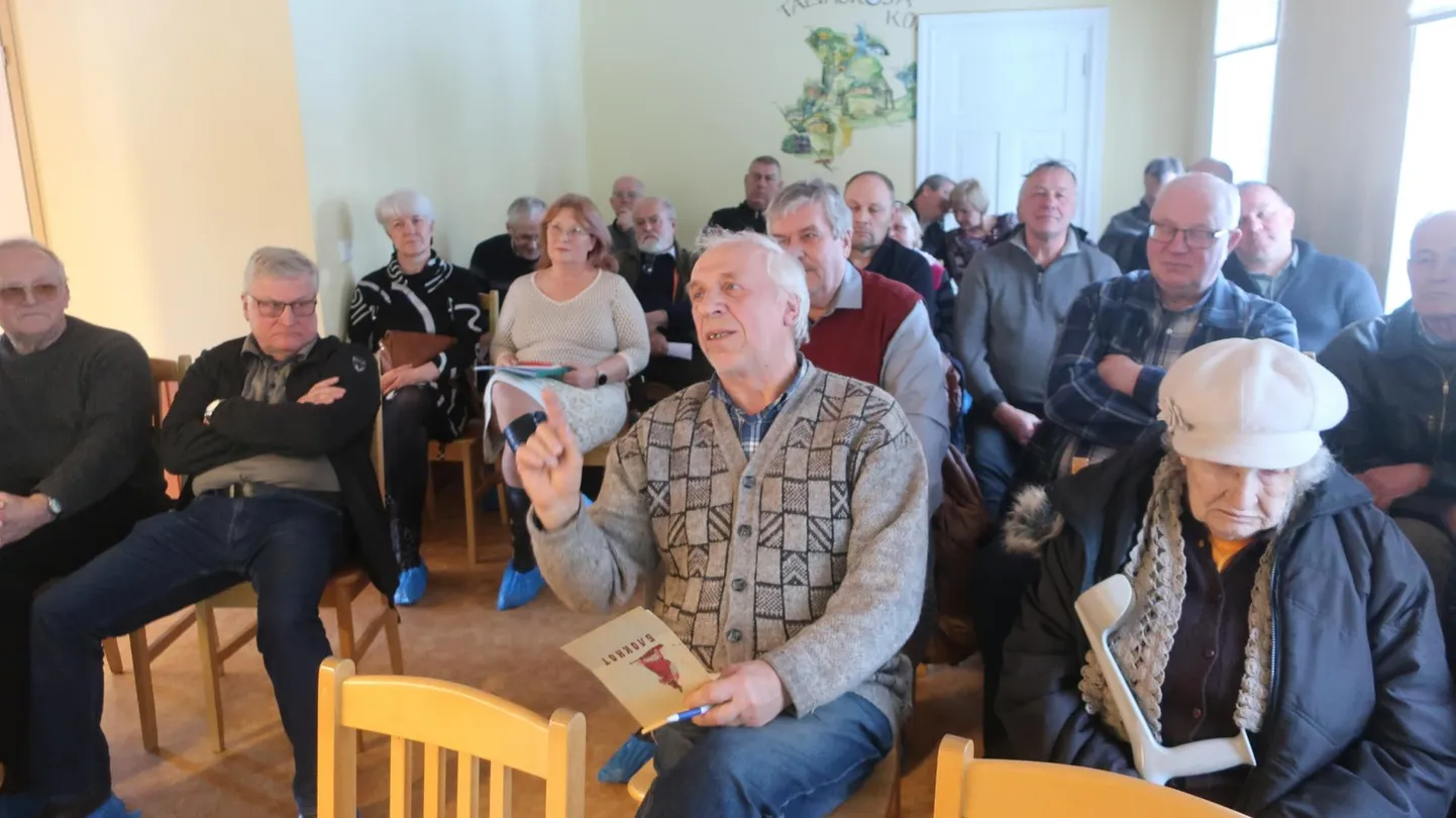 Taevaskoja külakeskuses korraldatud kohtumisel mõttevahetuseks kuigi palju ruumi ei jäänud. Teises reas punase vestiga Leevijõe külavanem Enn Kulp, kes pärast koosolekut keskkonnaameti seisukohti teravalt kritiseeris.