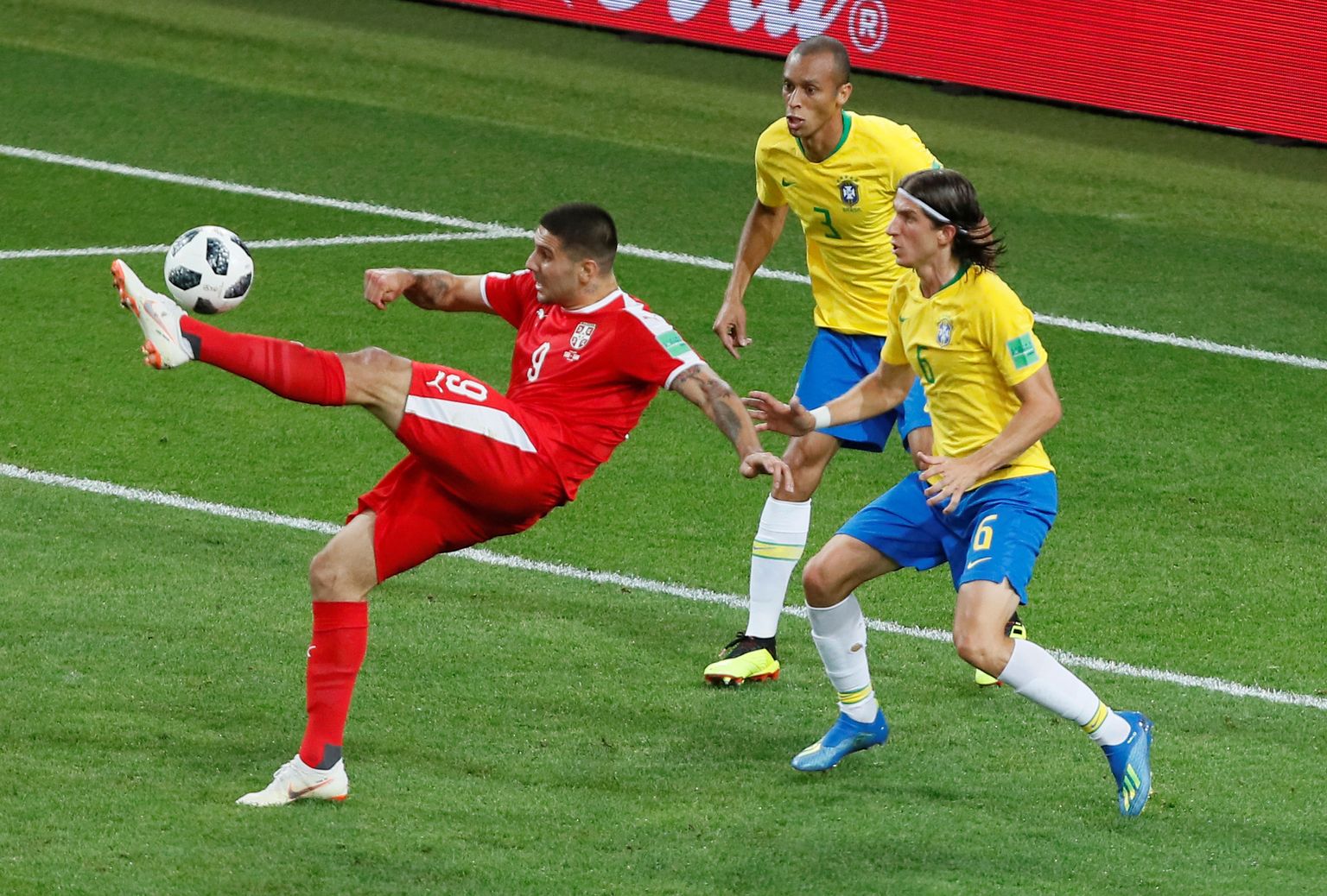Aleksandar Mitrovic (punases) MMi alagrupiturniiril Brasiilia vastu.