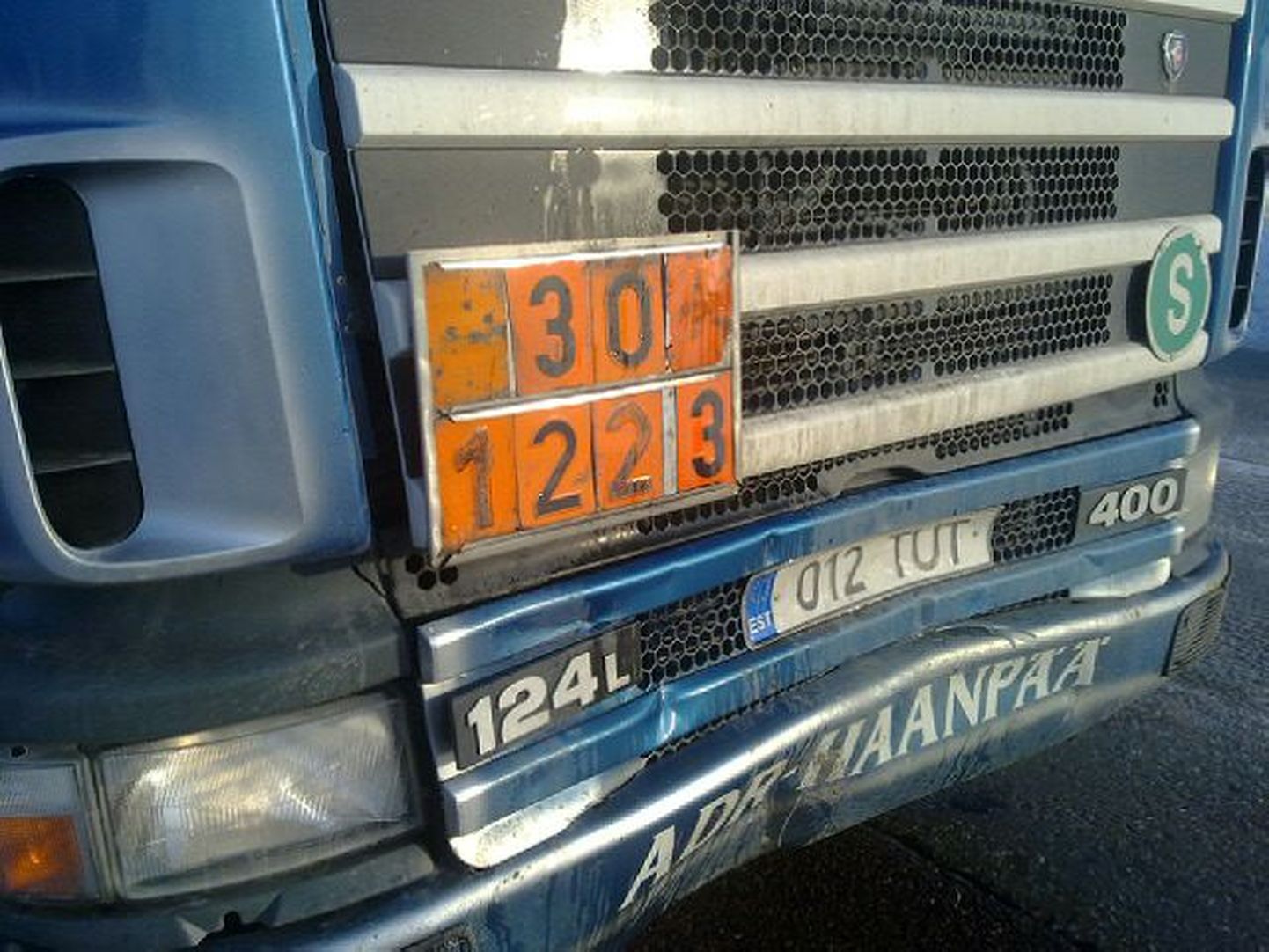 Peterburi teel põrkasid kokku kütuseveok ja sõiduauto Kia.