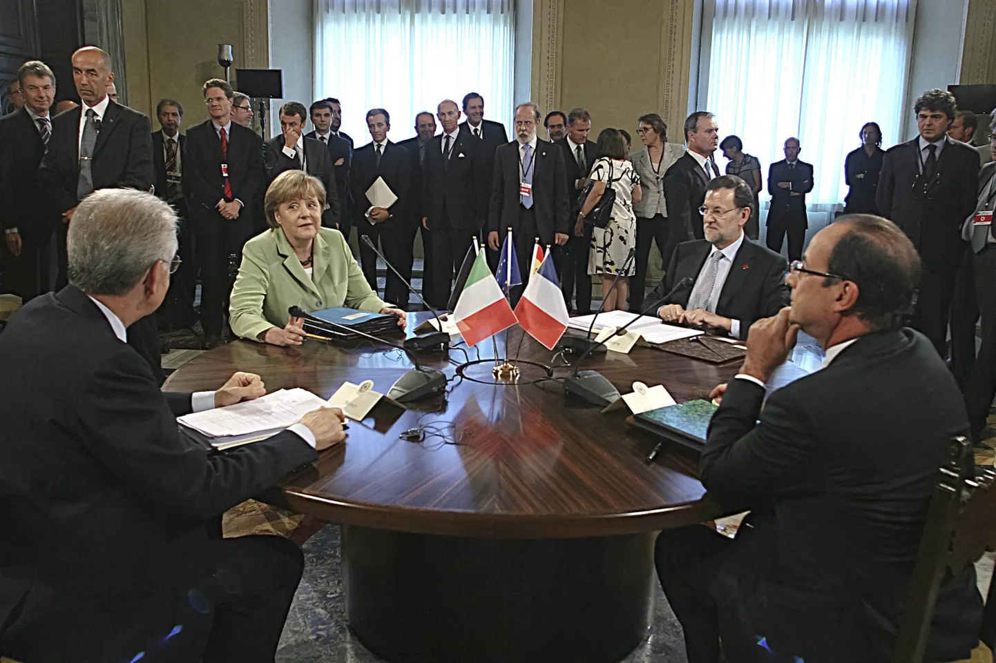 Itaalia peaminister Mario Monti, Saksamaa kantsler Angela Merkel, Hispaania peaminister ja Mariano Rajou Prantsusmaa president Francois Hollande 22. juunil Mario Monti kabinetis.