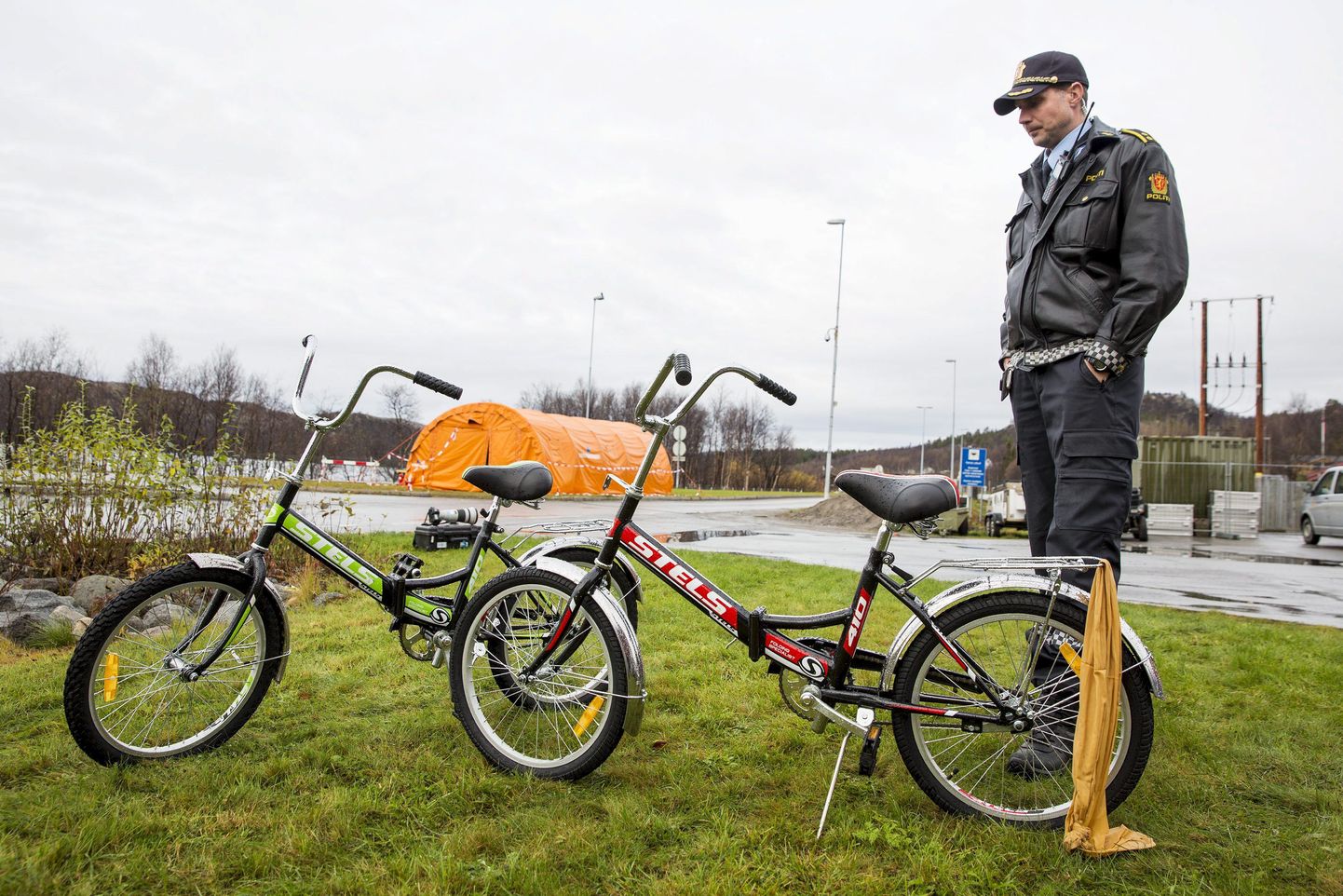 Norra politseinik Storskogi piirivalvepuntis jalgrataste juures, millega kaks põgenikku saabusid Norrasse