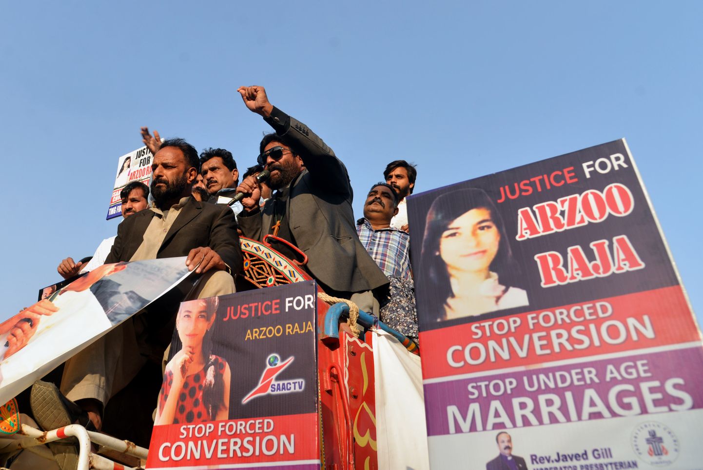 Pakistani vähemuste esindajad avaldamas novembris Lahores meelt 13-aastase kristlasest tüdruku Arzoo Raja röövimise ning seejärel islamisse ja abiellu sundimise üle.